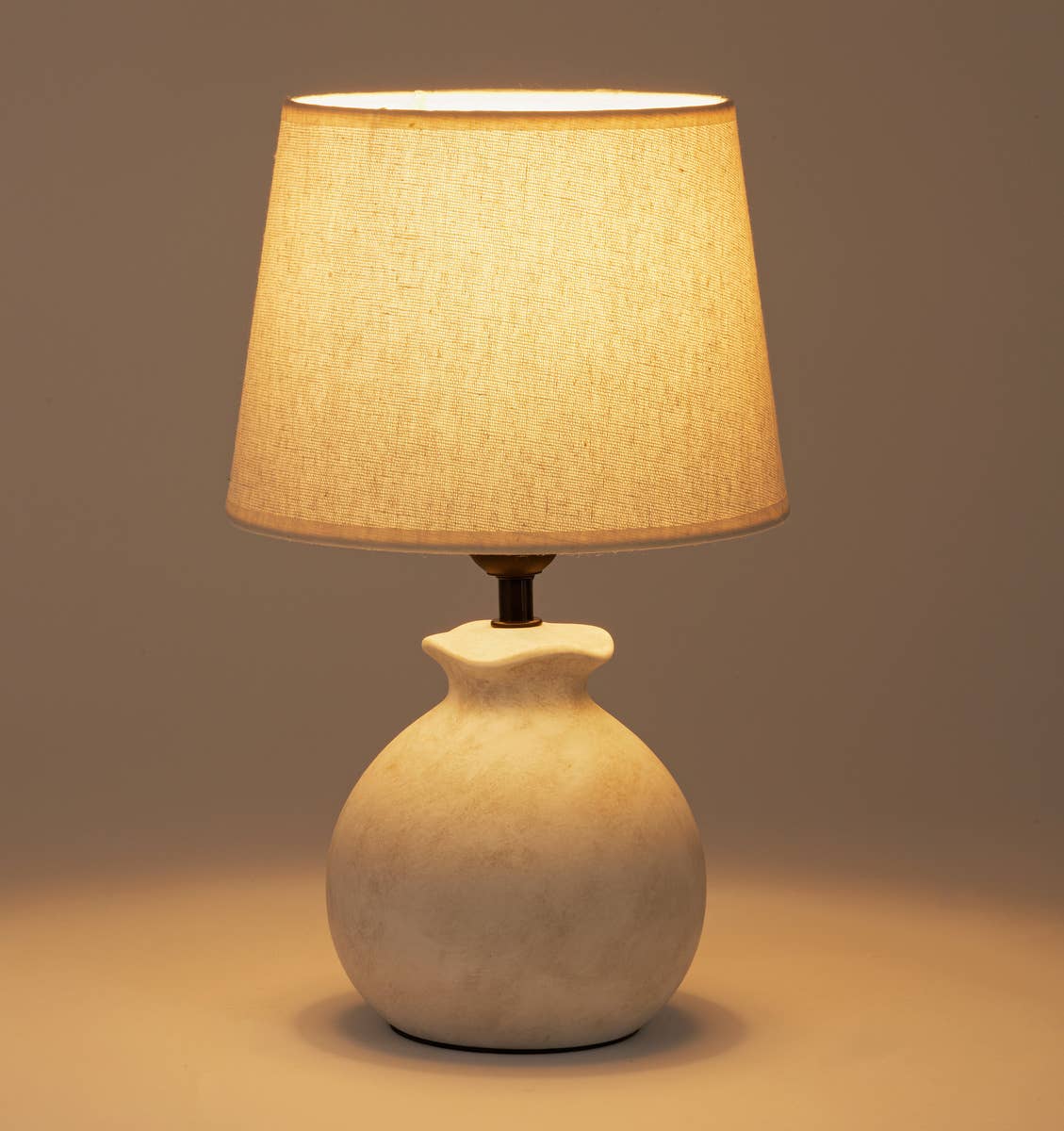 Wht Ceramic Round Lamp w/Shade