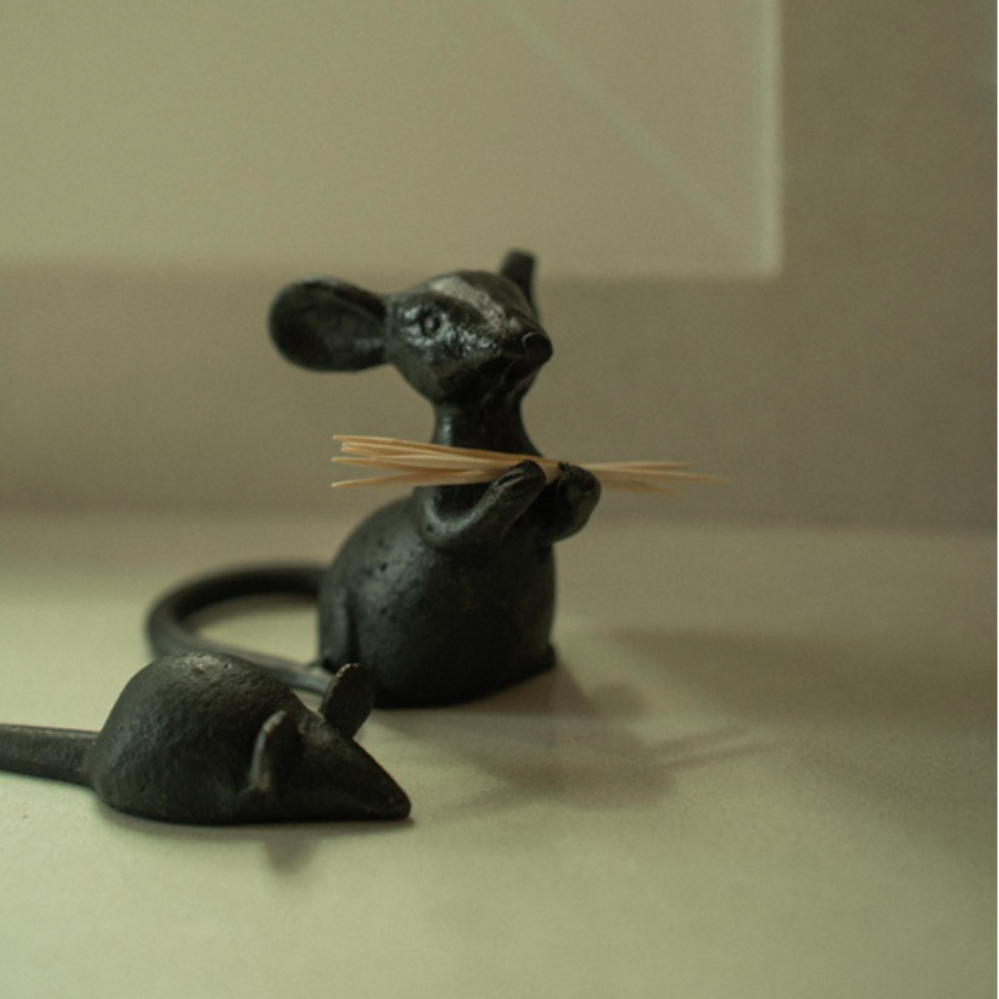 Cast Iron Mouse, Hands Up