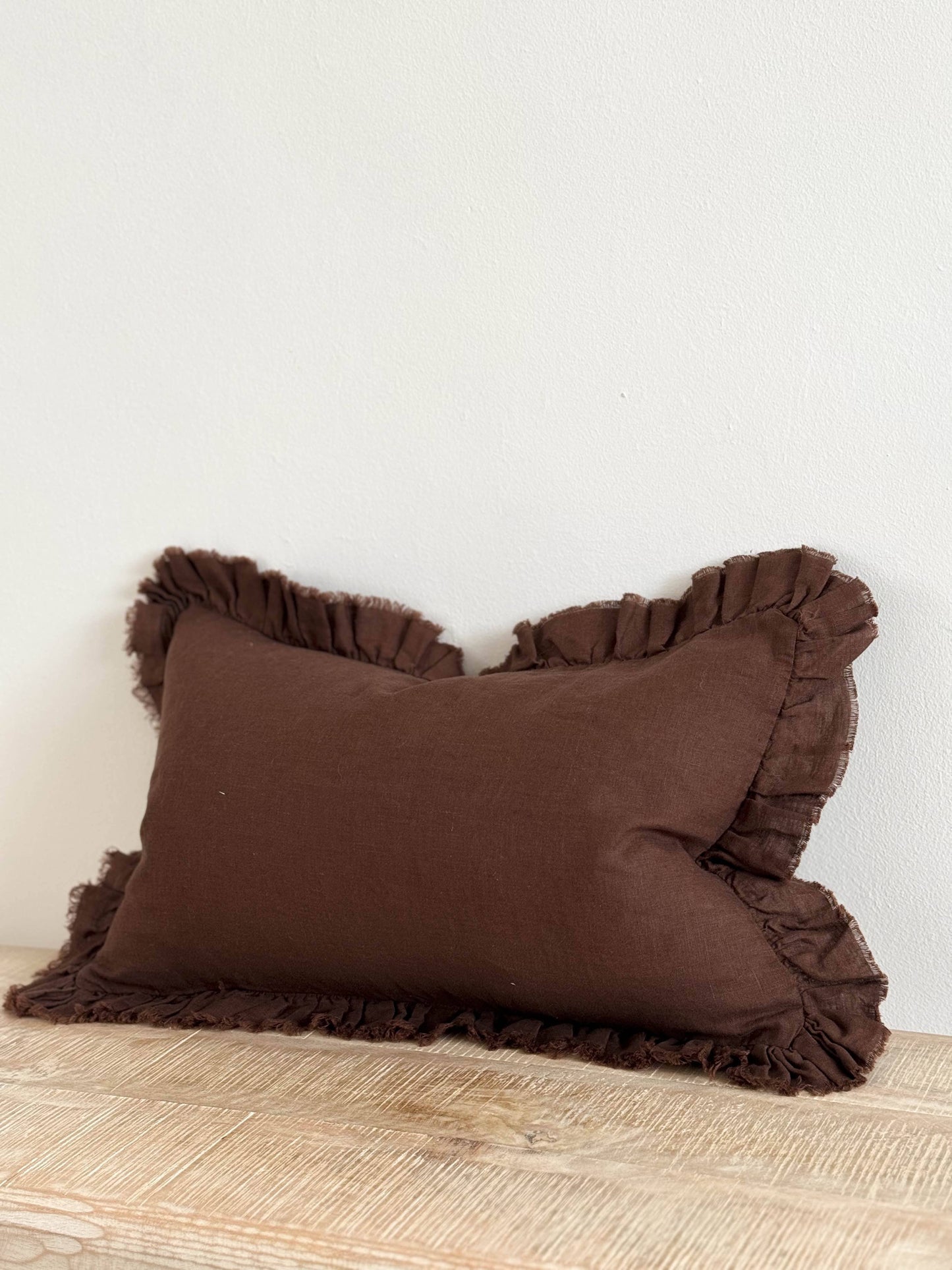 Ruffled Linen 50x30 – Dark brown