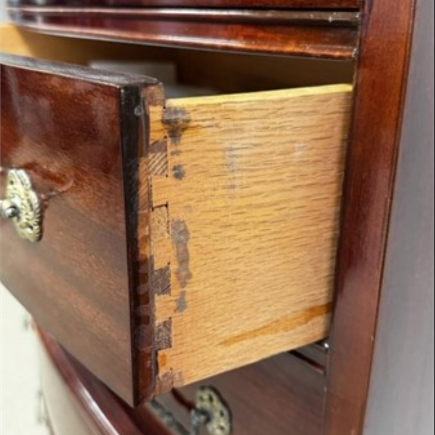 Mahogany Bowfront Chest of Drawers🇨🇦