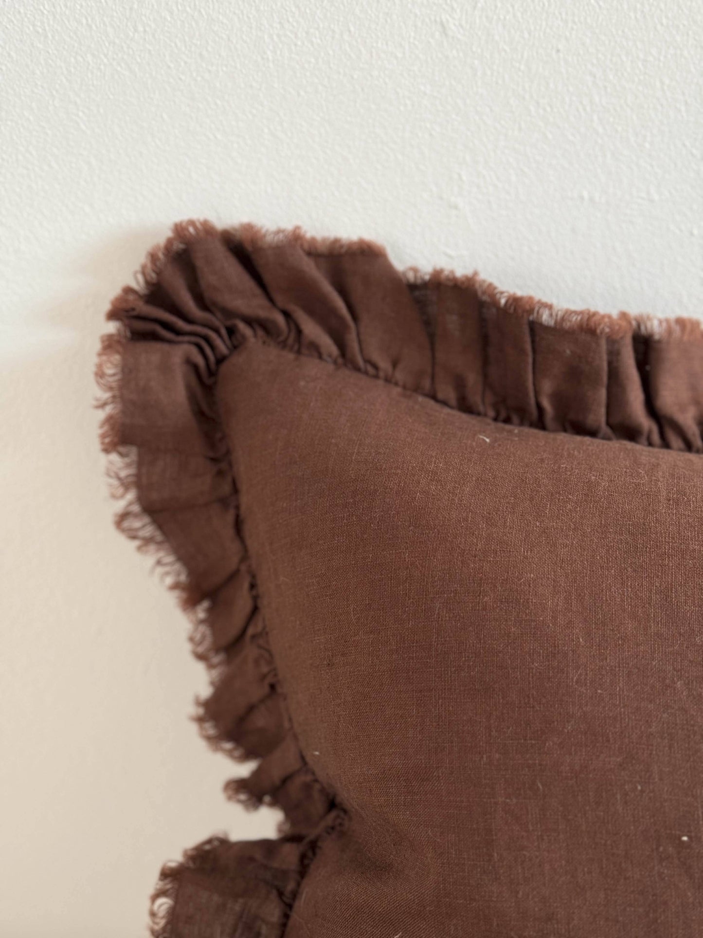 Ruffled Linen 50x30 – Dark brown