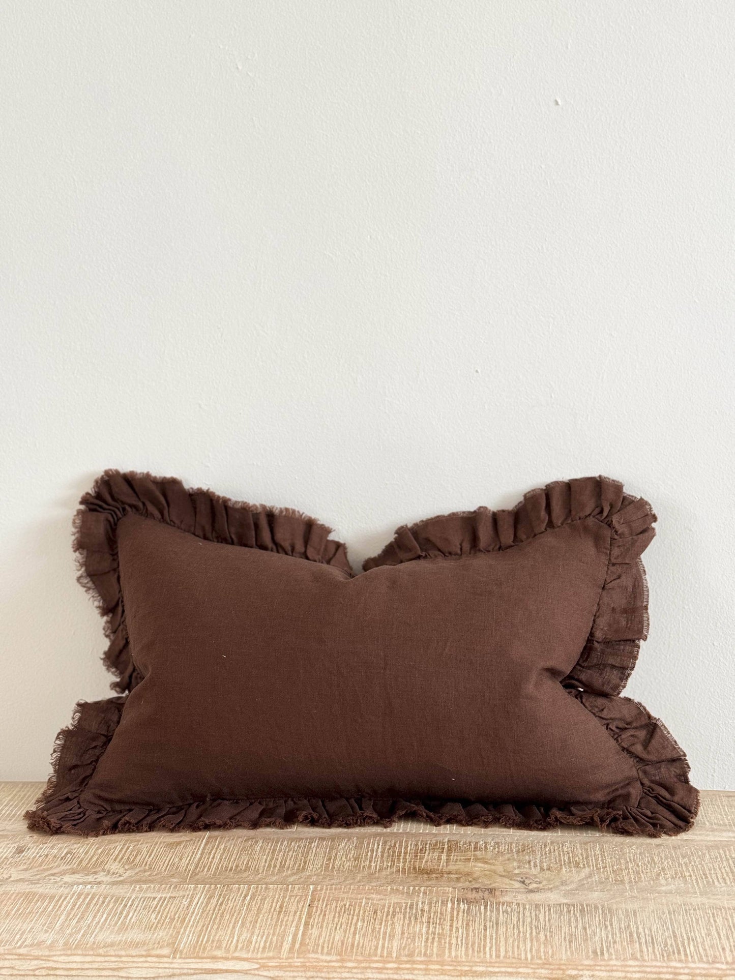 Ruffled Linen 50x30 – Dark brown