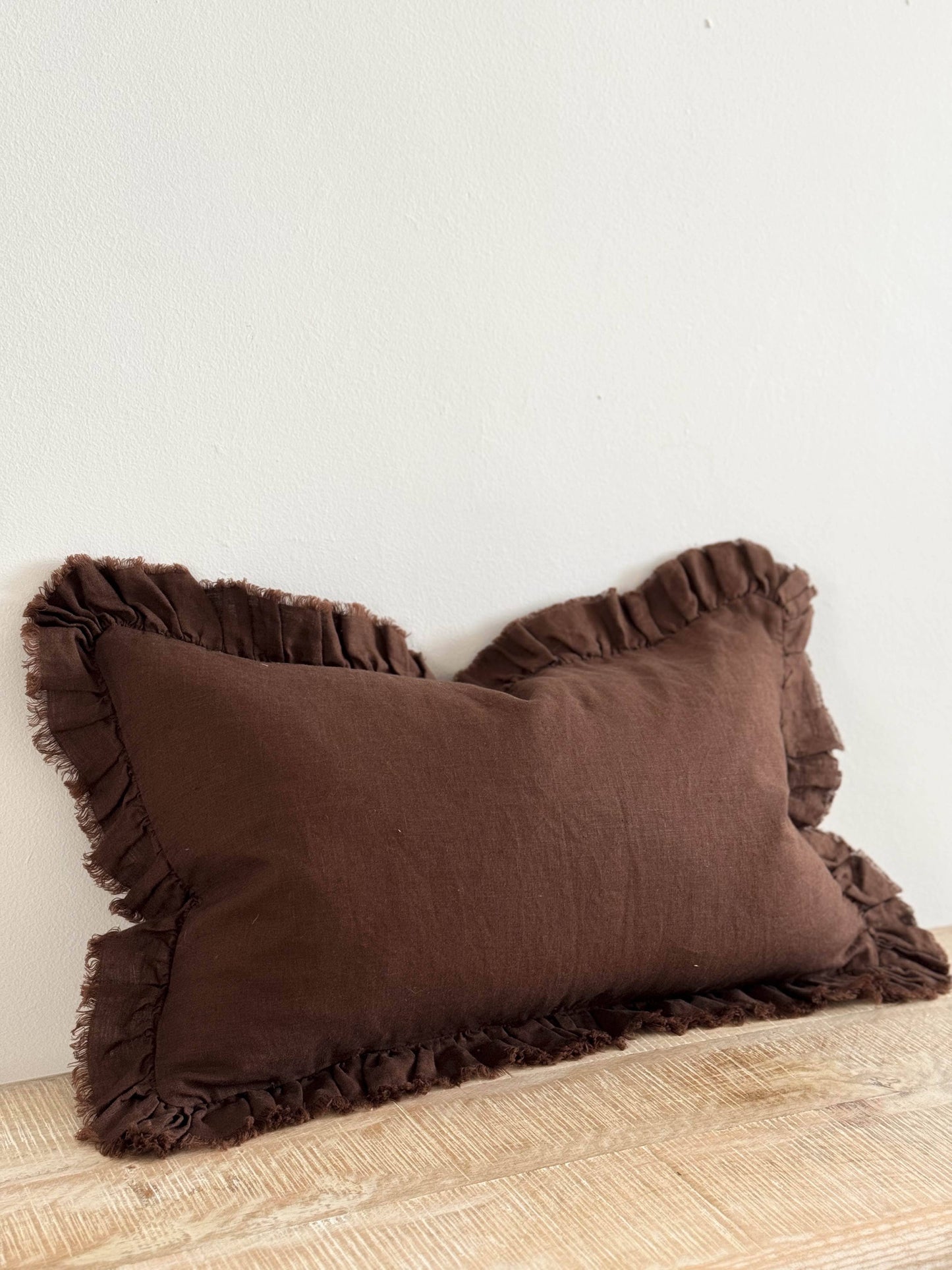 Ruffled Linen 50x30 – Dark brown