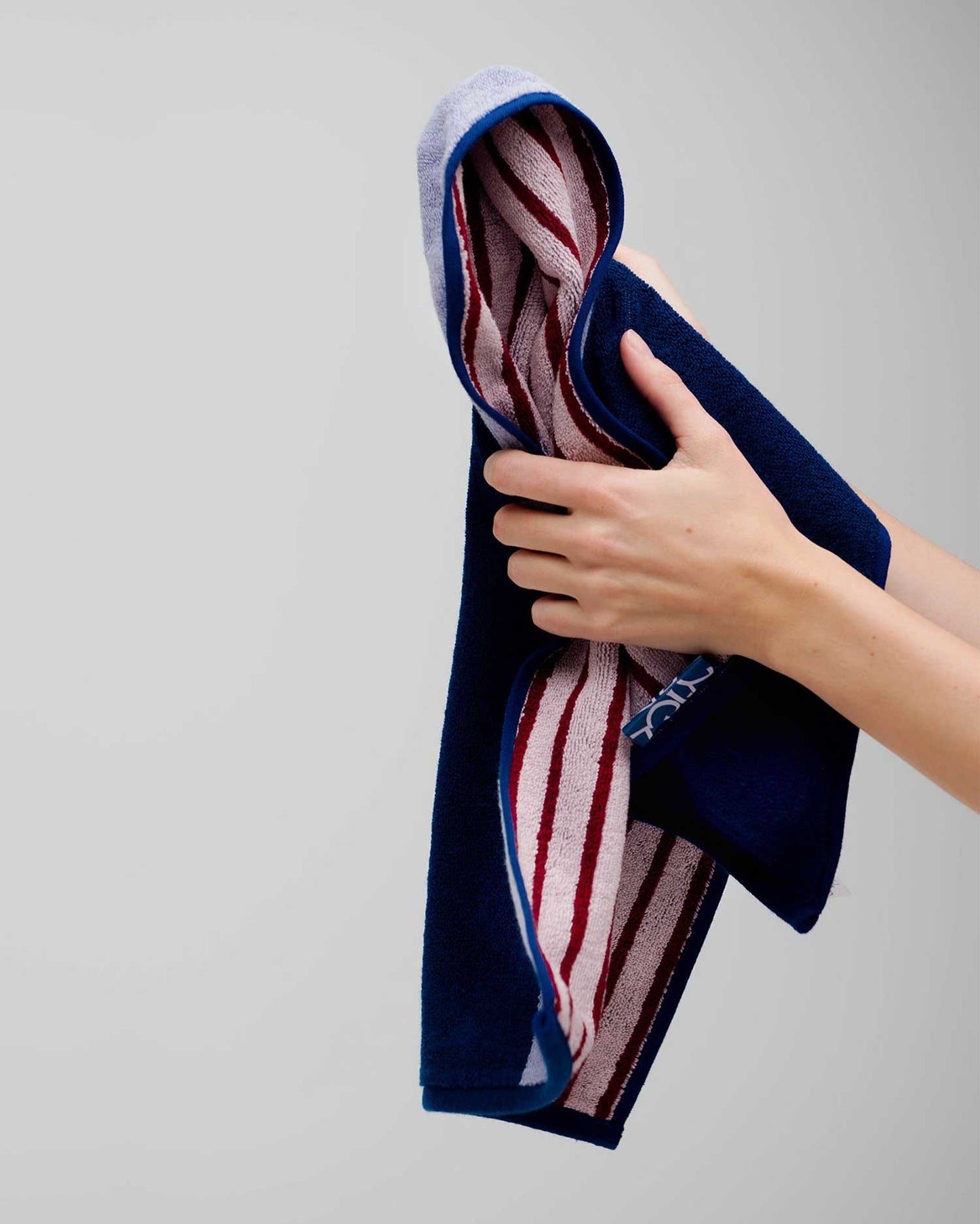 Two-Tone B Side Stretch Bath Towel Lilac Studio Navy