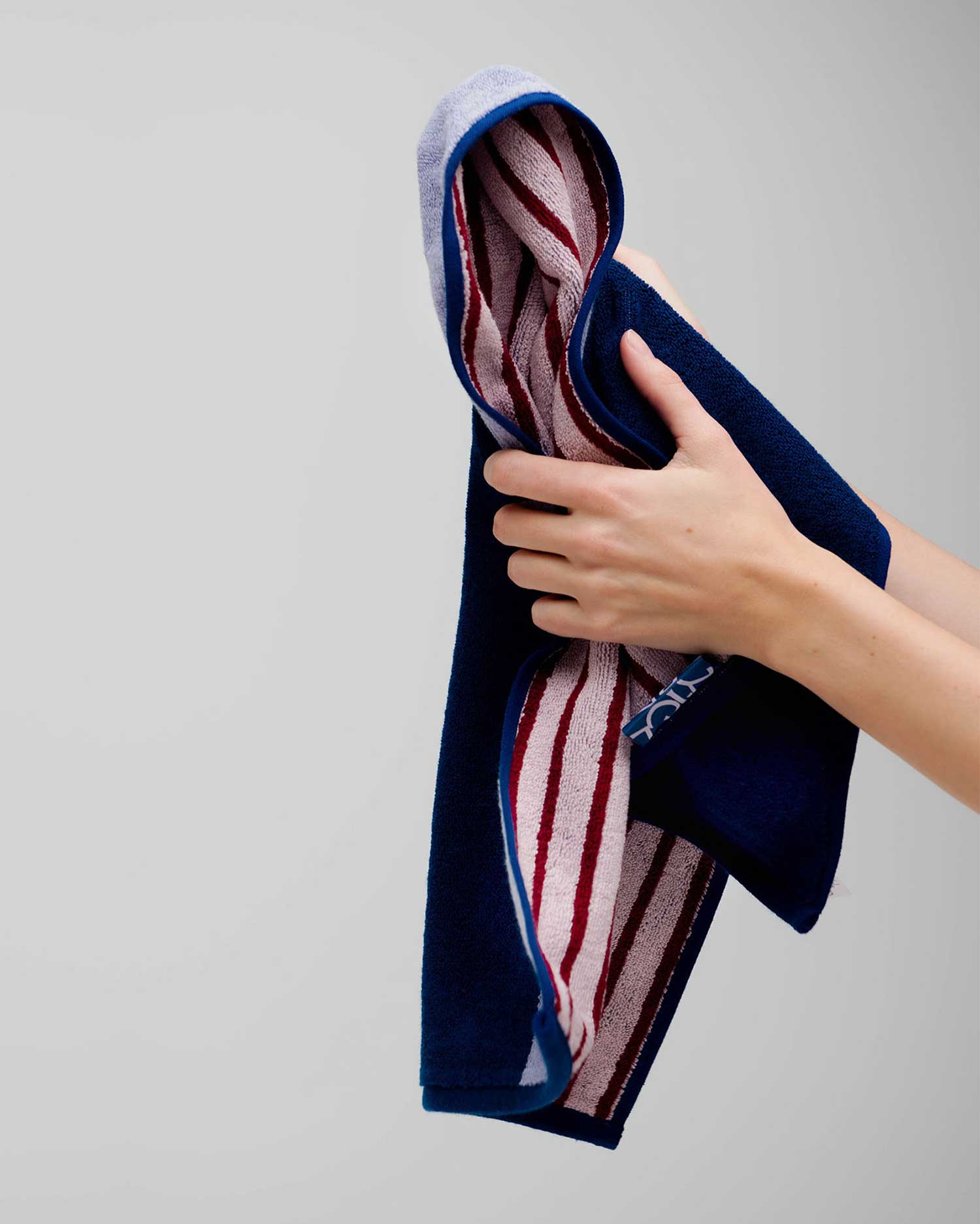 Two-Tone B Side Stretch Bath Towel Lilac Studio Navy